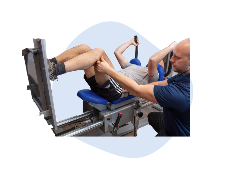 Athlet beim Aufbautraining in der Sportphysiotherapie