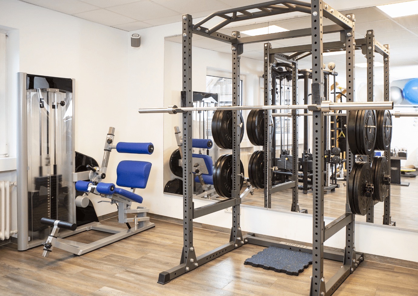 Trainingsfläche mit Rack und Freihanteln für das Functional Training bei AS Physio Nürnberg