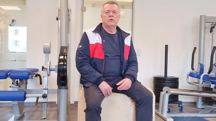 Reinhardt Wohner im Trainingsraum von AS Physio, Standbild aus seiner Videostimme