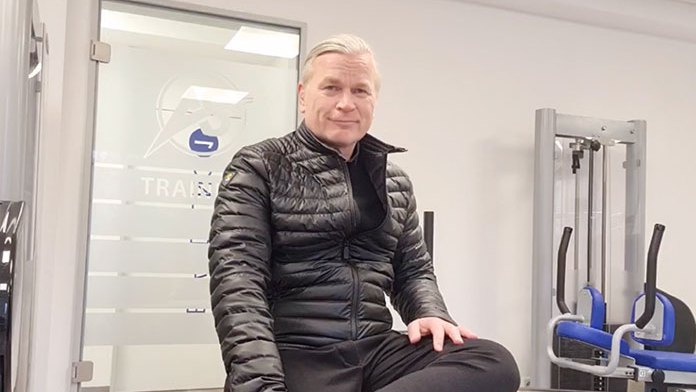 Lutz-Roth Zeltner im Trainingsraum von AS Physio, Standbild aus seiner Videostimme
